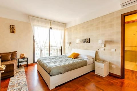 Photo of the whole room, Bedroom, cot