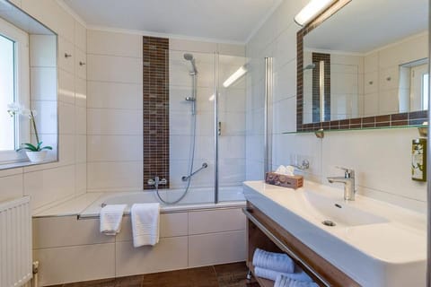 Shower, Bathroom, Bath, towels