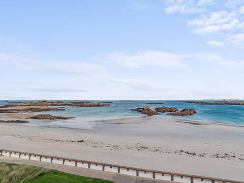 Duplex 2 chambres face à la plage avec parking, au top à Trégastel - FR-1-368-204 Apartment in Trégastel