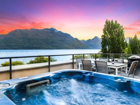 Property building, Hot Tub, Balcony/Terrace, Lake view, Mountain view, Sunset