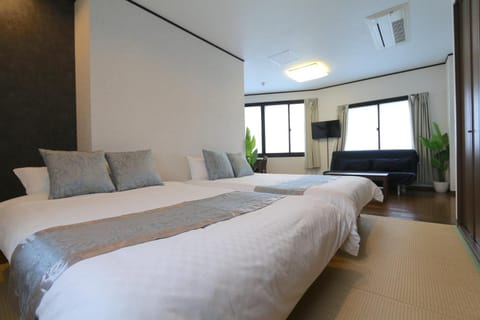 Bed, Photo of the whole room, Seating area, Bedroom, air conditioner