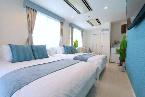 Bed, TV and multimedia, Living room, Photo of the whole room, Seating area, Bedroom, air conditioner