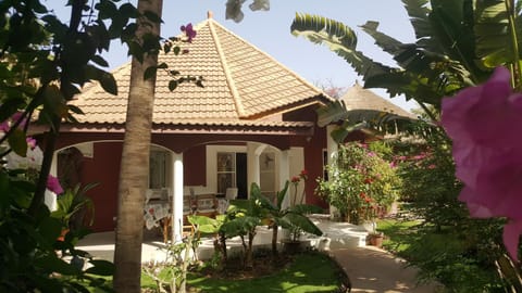 Property building, Patio, Facade/entrance, Garden