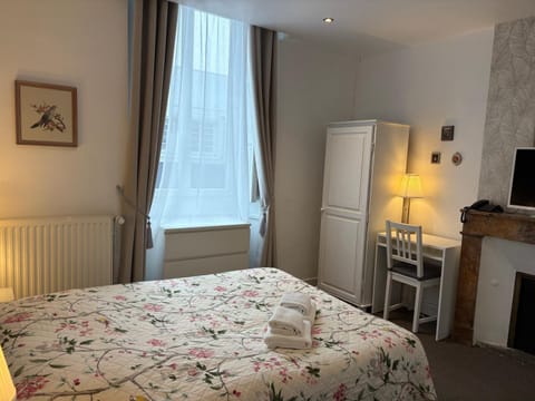 Bed, TV and multimedia, Bedroom, wardrobe