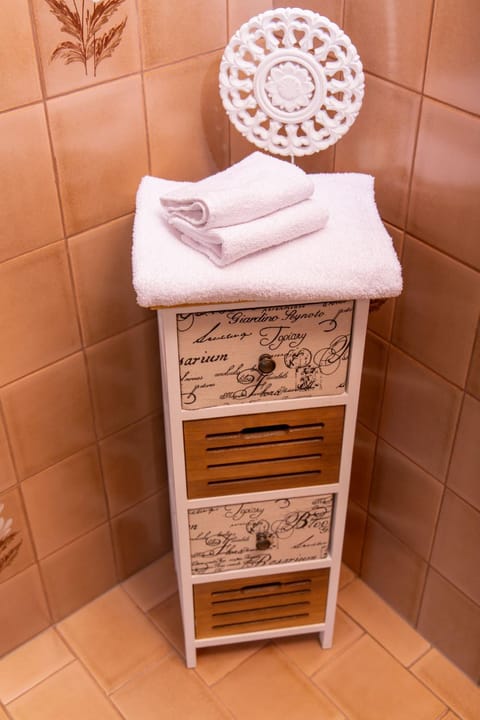 Bathroom, Decorative detail