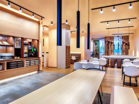 Photo of the whole room, Breakfast