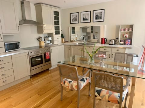 Coffee/tea facilities, Kitchen or kitchenette, Dining area, dishwasher, minibar, pet friendly, toaster