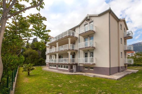 Property building, Facade/entrance, Garden