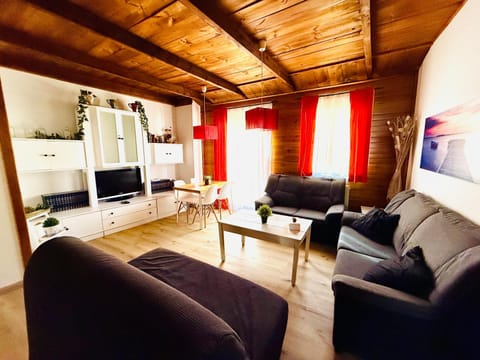 Communal lounge/ TV room, Living room, Seating area
