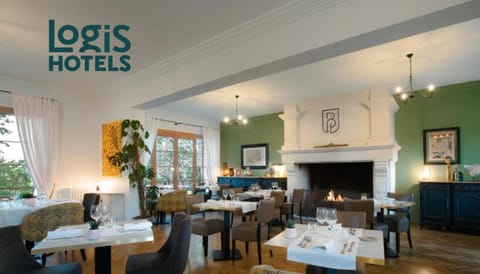 Property building, Restaurant/places to eat, fireplace