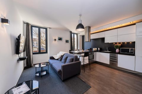 Kitchen or kitchenette, Living room