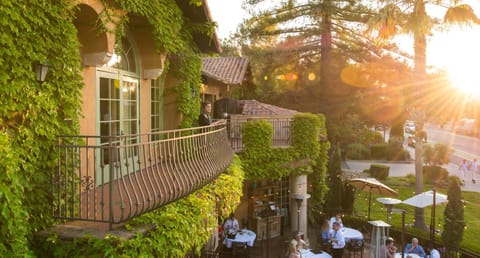 Property building, Restaurant/places to eat, Neighbourhood, Balcony/Terrace