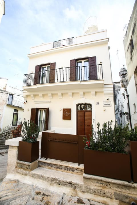 Property building, Facade/entrance, Property logo or sign