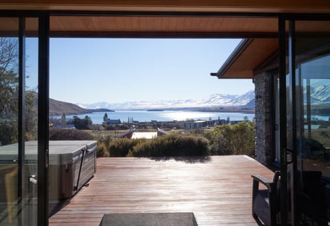 Patio, Spring, Spa and wellness centre/facilities, Lake view, Mountain view