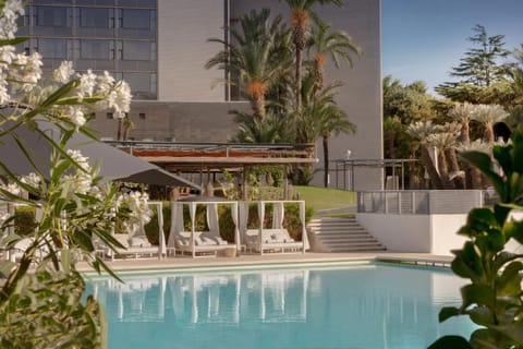 Restaurant/places to eat, Garden, Swimming pool