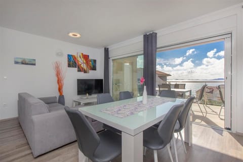 TV and multimedia, Living room, Dining area