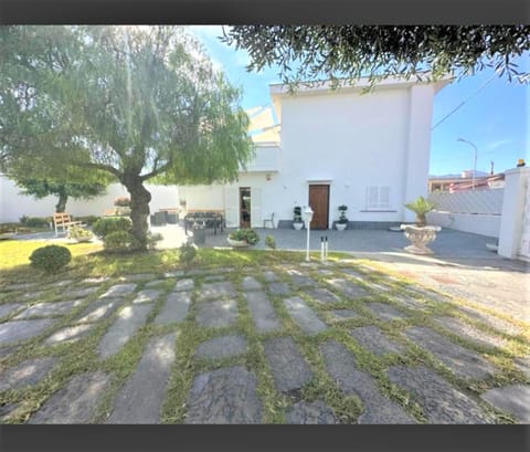 Property building, Day, Garden, View (from property/room), Balcony/Terrace, Dining area, Garden view, Area and facilities, Dinner