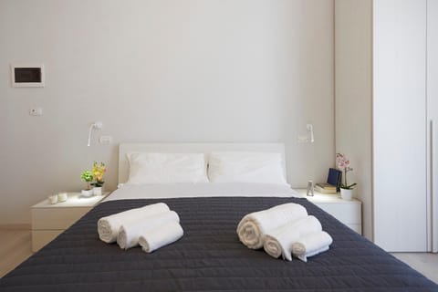 Bed, Bedroom, towels