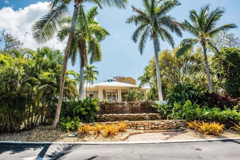 LIC Mgr - MODERN 3 BED 4 BATH VILLA - UPSCALE OCEANFRONT RESORT - INDOOR PICKLEBALL - SPEAKEASY! House in Key Largo