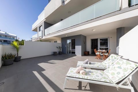 Property building, Balcony/Terrace, Dining area, sunbed