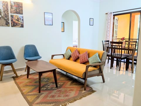 Toilet, Living room, Seating area, Dining area