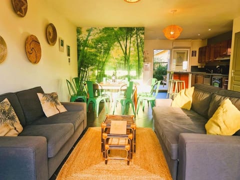 Patio, Communal lounge/ TV room, Garden, Kitchen or kitchenette, Living room, Seating area, Dining area, Evening entertainment, Garden view, pet friendly