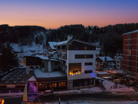 Restaurant/places to eat, Night, Winter, Mountain view