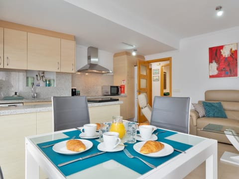 Coffee/tea facilities, Kitchen or kitchenette, Living room, Seating area, Dining area, City view, stove, toaster
