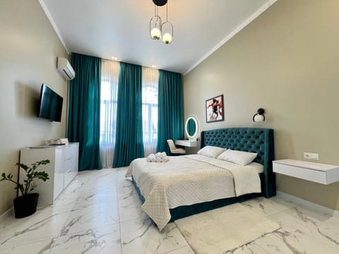 Bed, TV and multimedia, Bedroom