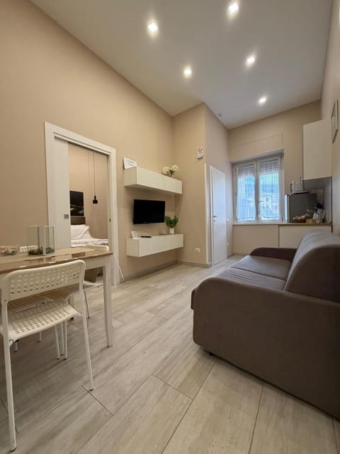 TV and multimedia, Kitchen or kitchenette, Living room, Seating area, Dining area