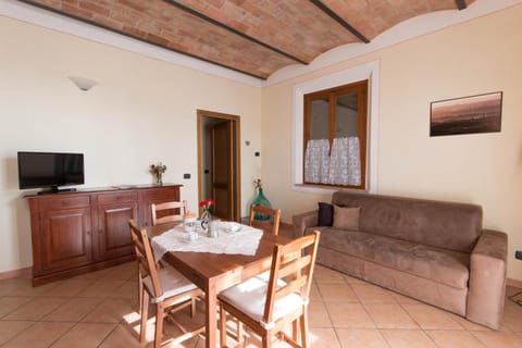 Kitchen or kitchenette, Seating area, Dining area