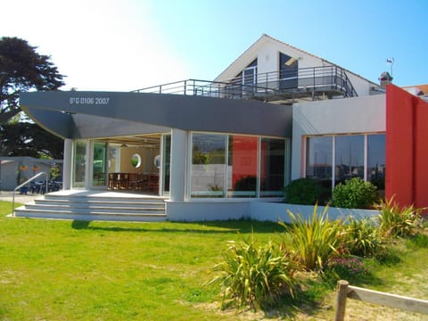Facade/entrance, View (from property/room)