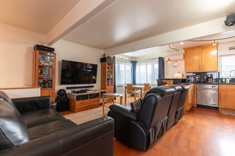 TV and multimedia, Living room, Dining area