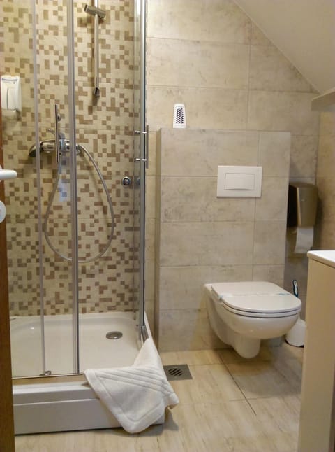 Shower, Toilet, Bathroom, towels