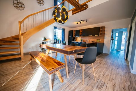 Seating area, Dining area