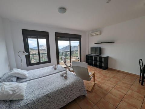 Bed, TV and multimedia, Photo of the whole room, Bedroom, air conditioner