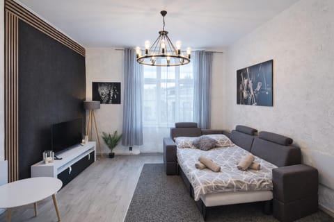Bed, TV and multimedia, Living room, Photo of the whole room, Seating area, Evening entertainment, Bedroom