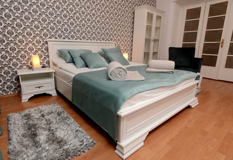 Bed, Living room, Photo of the whole room, Seating area, Bedroom