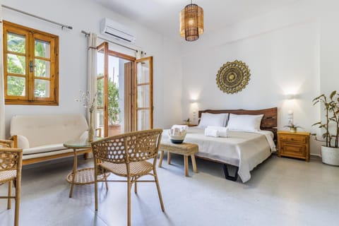 Bed, Seating area