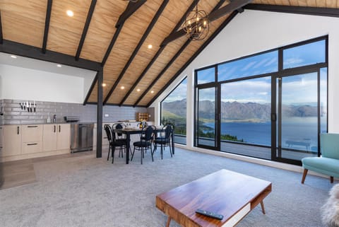 Natural landscape, Kitchen or kitchenette, Dining area, Lake view, Mountain view, oven