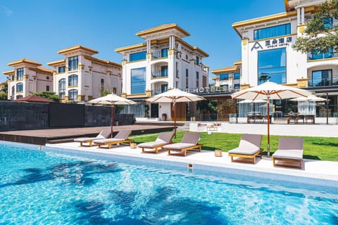 Property building, Swimming pool, sunbed