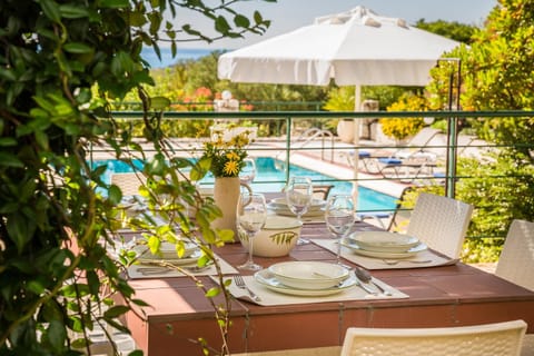 BBQ facilities, Balcony/Terrace, Dining area, Pool view