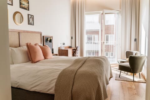 Bed, Photo of the whole room, Seating area, Bedroom