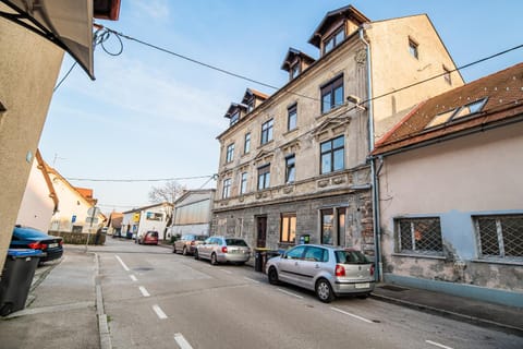 Facade/entrance, Neighbourhood