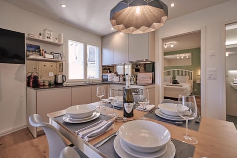 Kitchen or kitchenette, Dining area