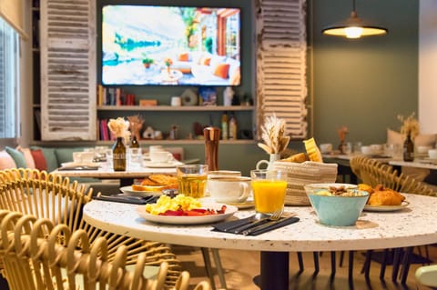 Restaurant/places to eat, TV and multimedia, Food and drinks, Food, Breakfast, Continental breakfast, Buffet breakfast, English/Irish breakfast, Drinks