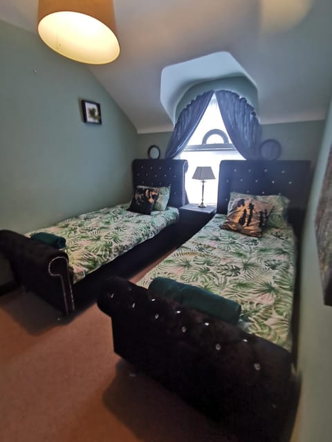 Palm Cove Bundoran Luxurious Sea View Balcony Free Wifi Netflix Sleeps 5 Apartment in County Donegal