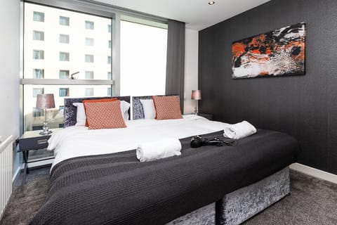 2 Bedroom 2 Bathroom Apartment in Central Milton Keynes with Free Parking and Smart TV - Contractors, Relocation, Business Travellers Apartment in Milton Keynes