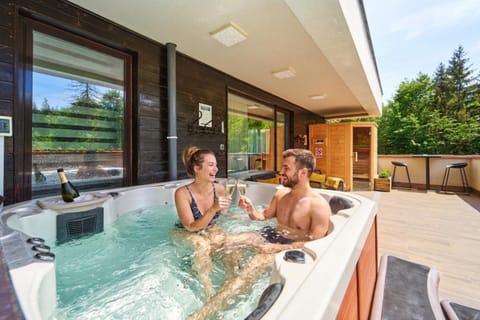 Hot Tub, Seating area