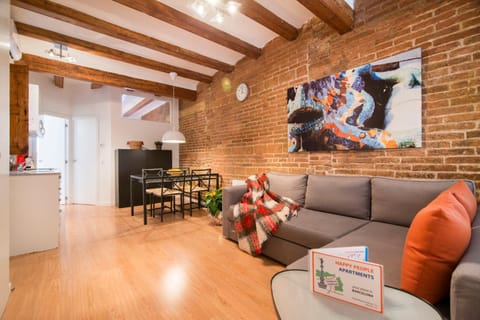 Coffee/tea facilities, Kitchen or kitchenette, Living room, Seating area, Dining area